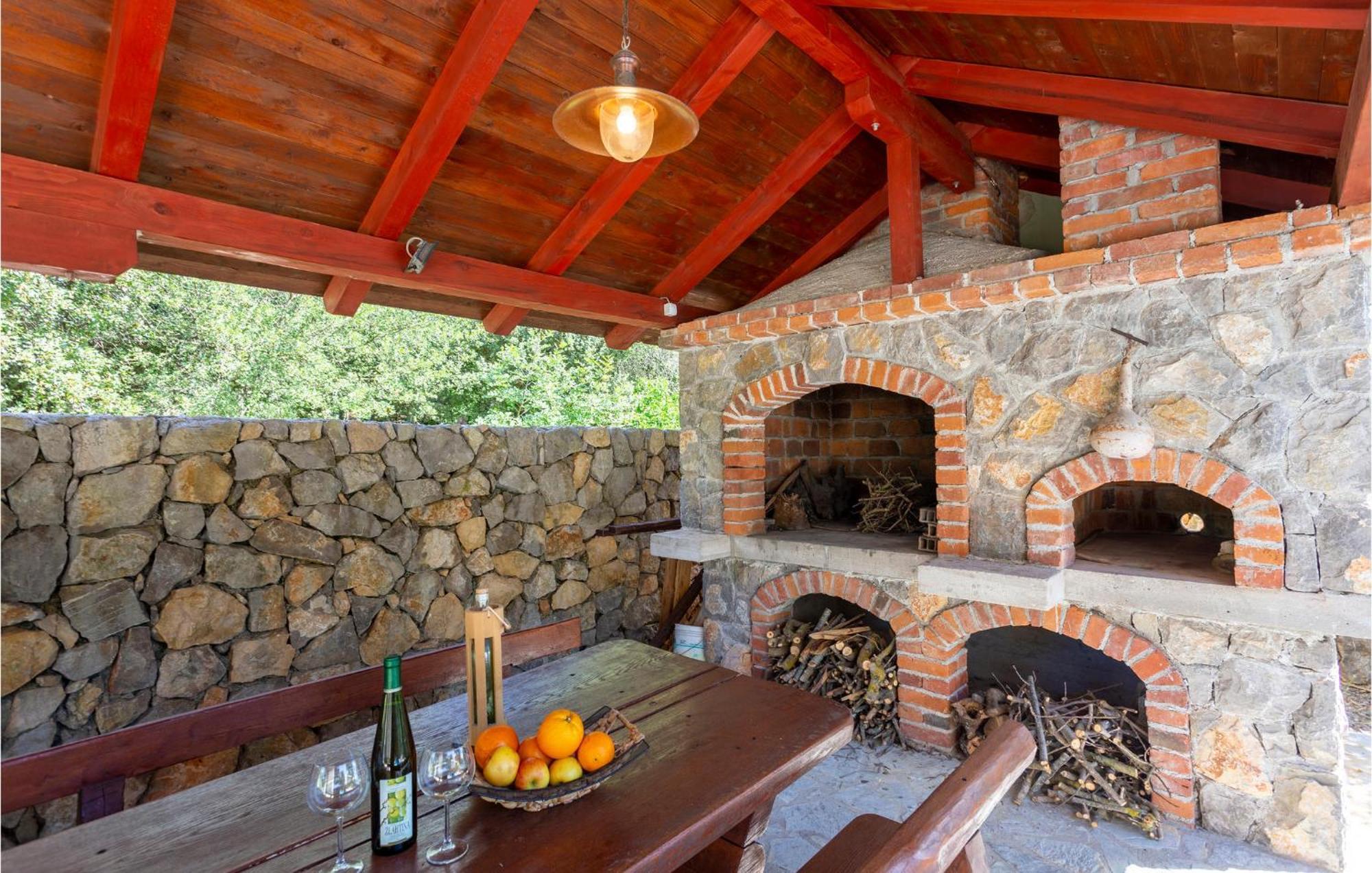 2 Bedroom Beautiful Apartment In Pinezici Exterior foto