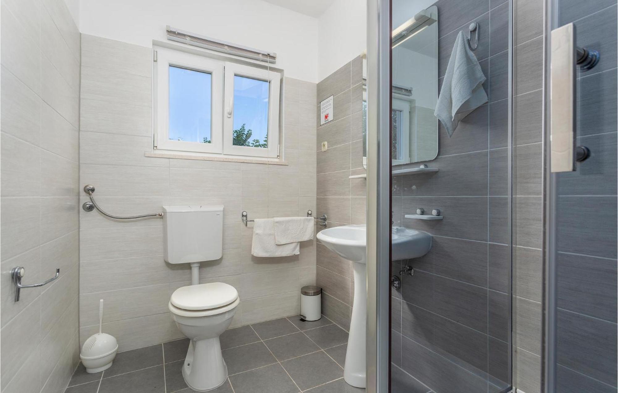 2 Bedroom Beautiful Apartment In Pinezici Exterior foto