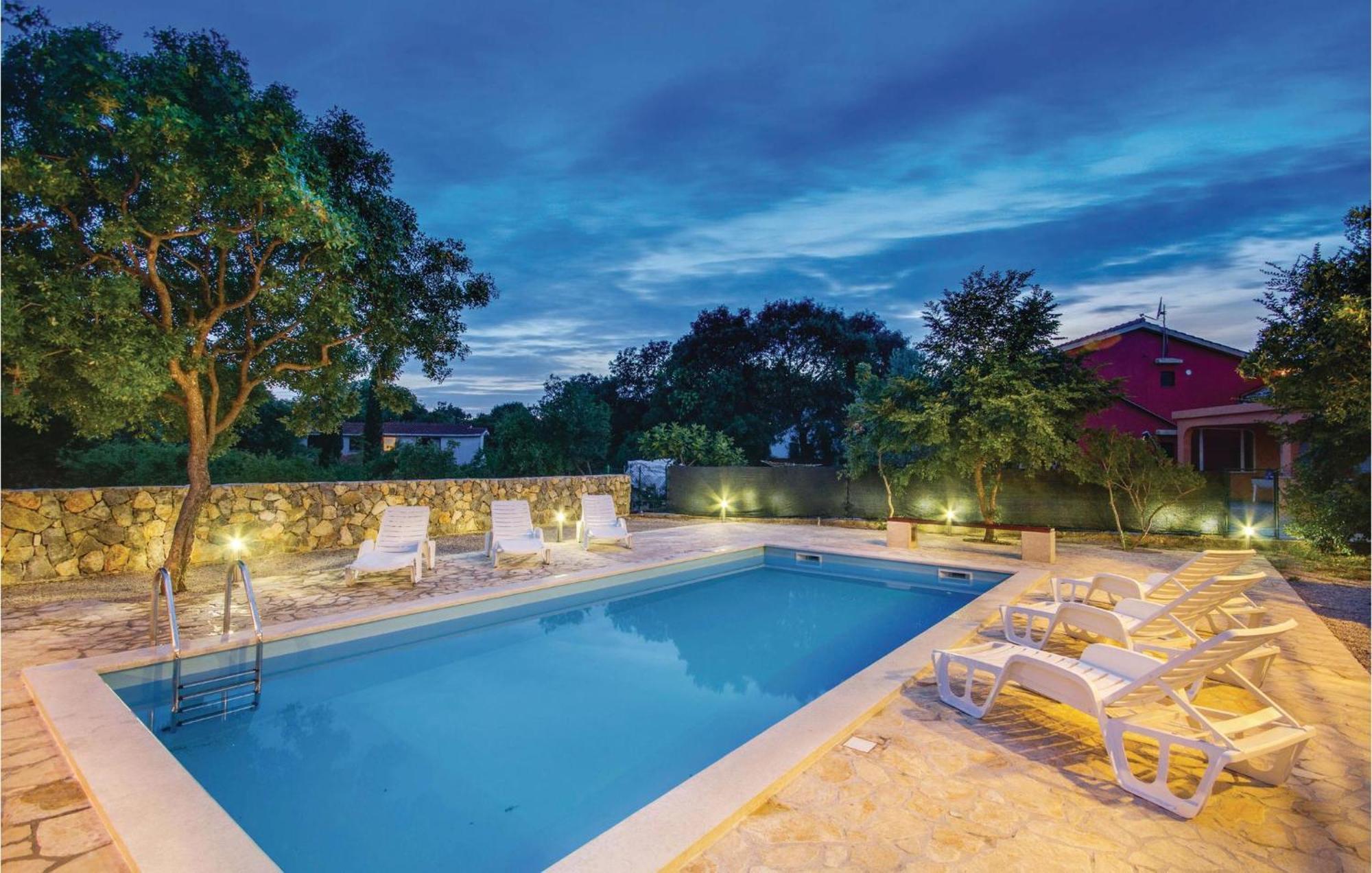 2 Bedroom Beautiful Apartment In Pinezici Exterior foto