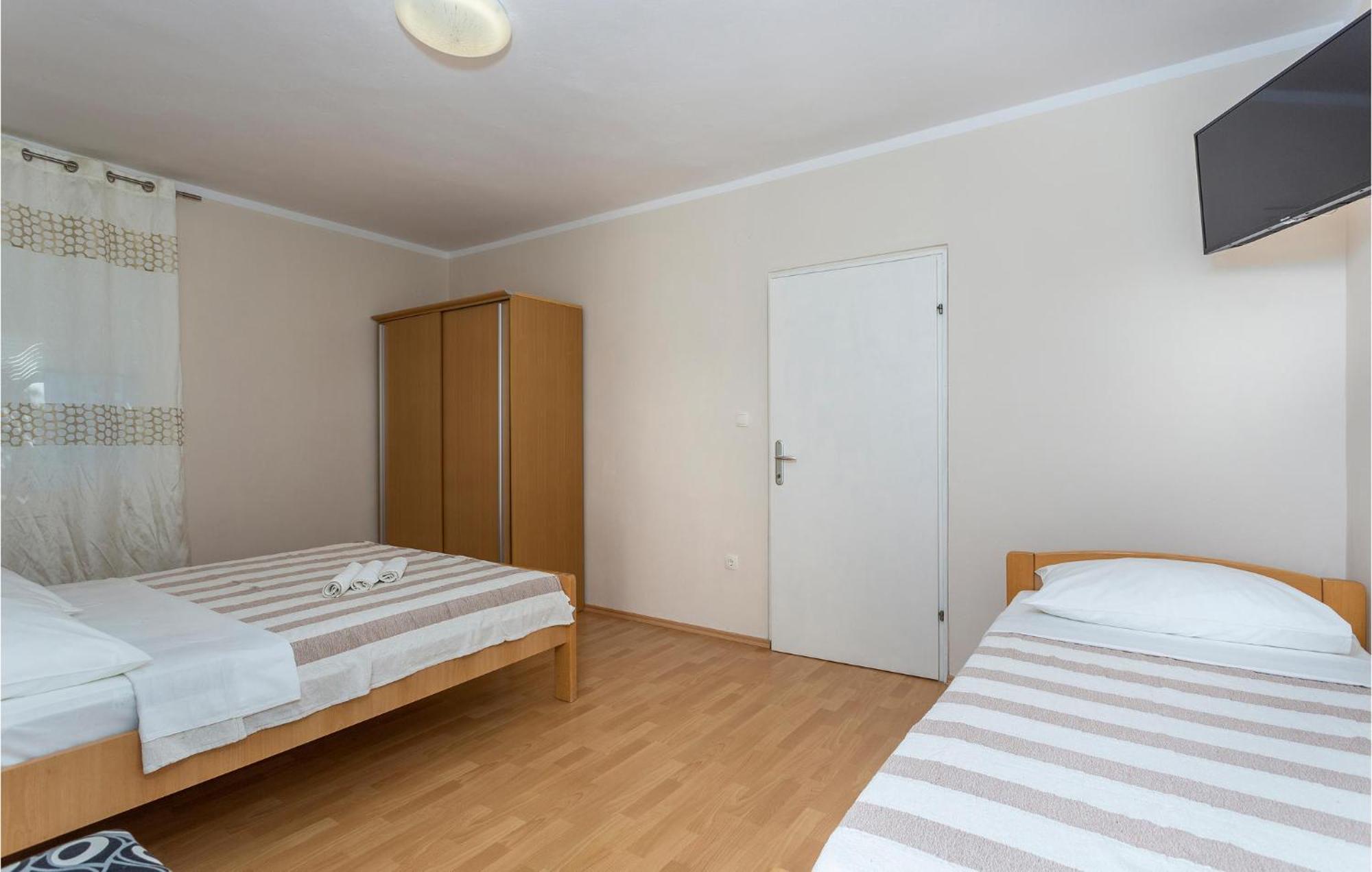 2 Bedroom Beautiful Apartment In Pinezici Exterior foto